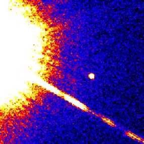 La stella brillante a sinistra  la nana rossa Gliese 229a, quella molto pi  debole, quasi nel centro   la BD Gliese 229b. Il getto luminoso sotto di essa   un effetto strumentale dovuto alla diffusione della luce da parte del sostegno dello specchio secondario del telescopio